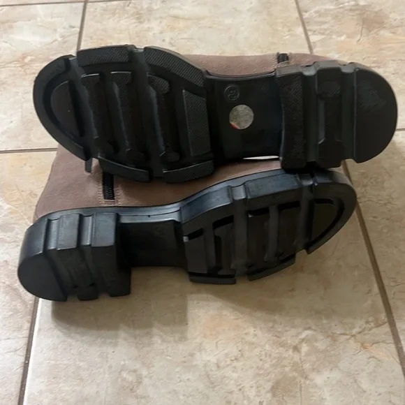 Free People NWOB Brooks Chelsea Stylish Tan Boots with Black Soles size 39👢😍 - Picture 3 of 7